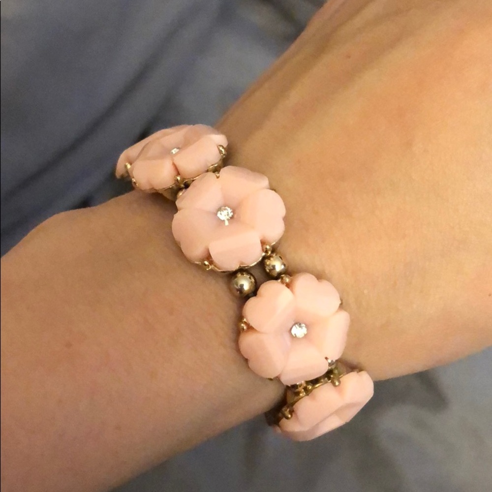 Light pink flower 🌸 stretch bracelet